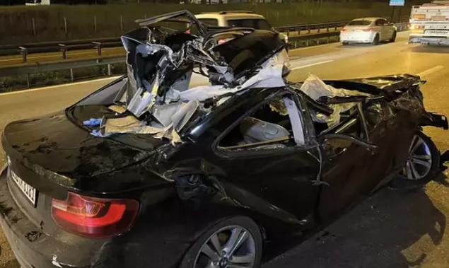 Kaza geçiren otomobilin tavanı koptu: 4 yaralı