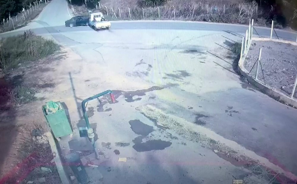 Kaza geliyorum dedi! Aniden yola atlayan kamyonet otomobille çarpıştı