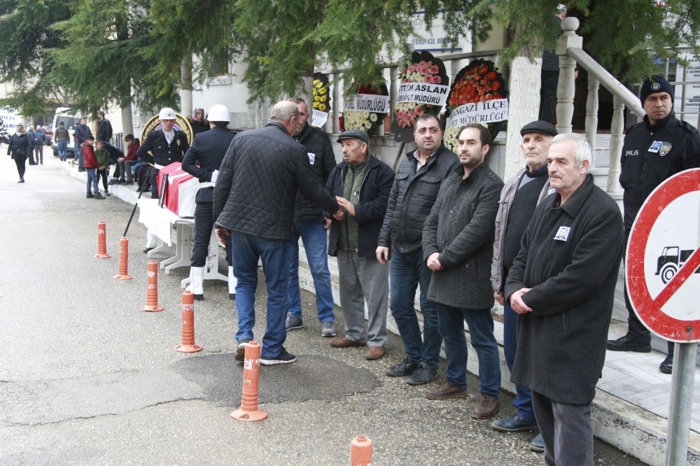 Kaza kurşunuyla ölen polis göz yaşlarıyla uğurlandı 