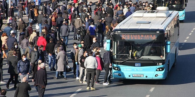 Kaza nedeniyle Cevizlibağ'da yolcu yoğunluğu! Sosyal mesafe hiçe sayıldı