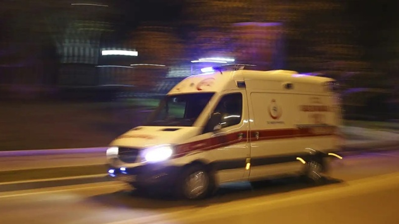 Kaza nedeniyle yolda kalan araca otomobil çarptı: 2 ölü