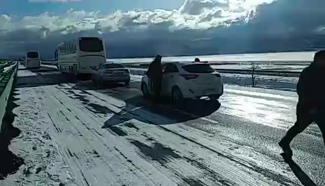 Kaza nedeniyle yolda kilometrelerce kuyruk oluştu 