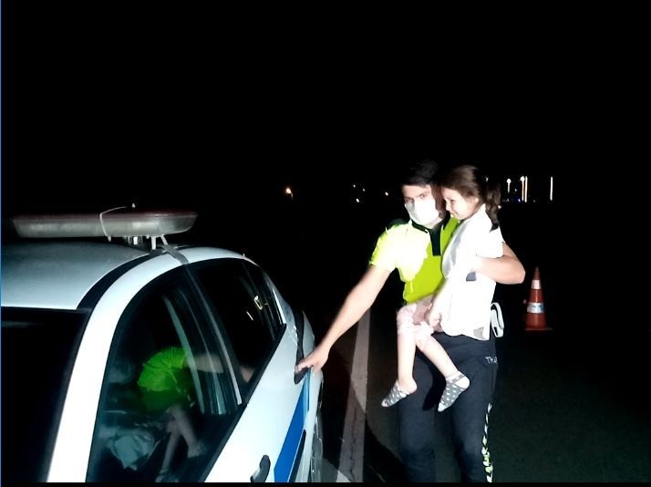 Kaza sonrası ağlayan küçük çocuğa polisten baba şefkati 
