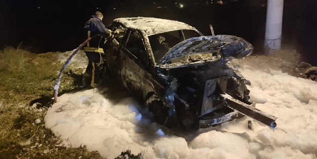 Kaza sonrası alev alan otomobil küle döndü