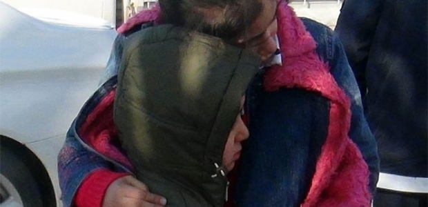 Kazadan sonra kardeşini sarılarak ısıttı!