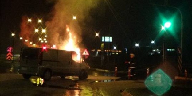 Kaza sonrası minibüs alev alev yandı