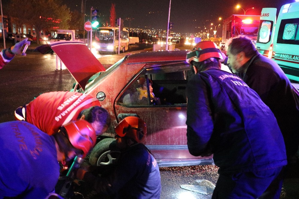 Kaza sonrası otomobile sıkışan çocuğu babası teselli etti 