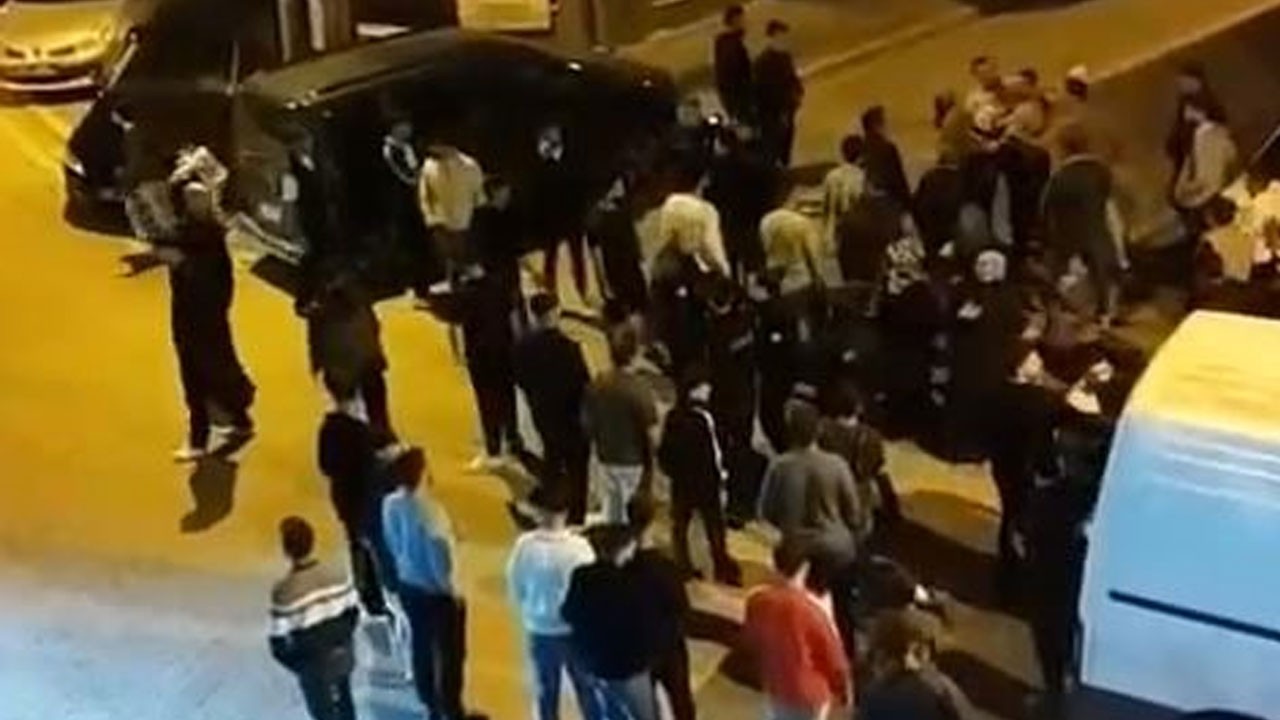 Kaza sonrası savaş alanına döndü! İki aile yolun ortasında birbirine girdi