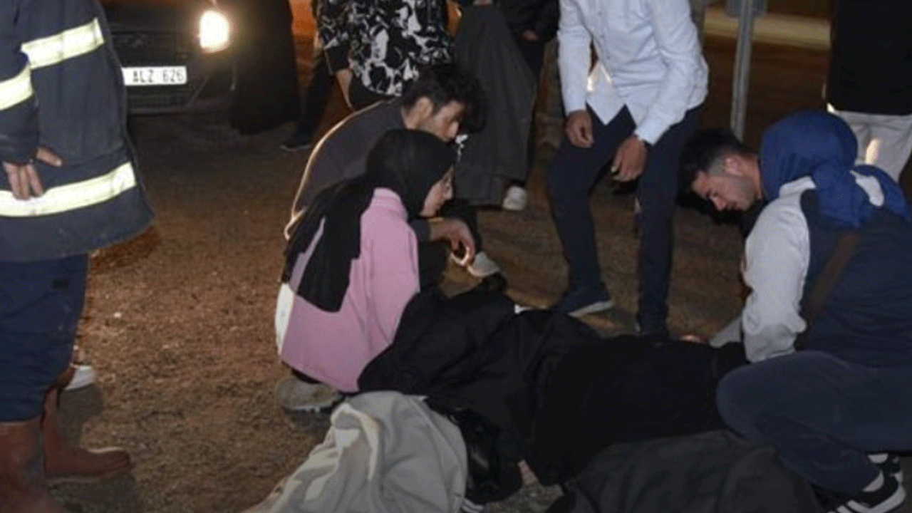 Kaza sonrası savrulan araç yayaların arasına daldı! Çok sayıda yaralı var!