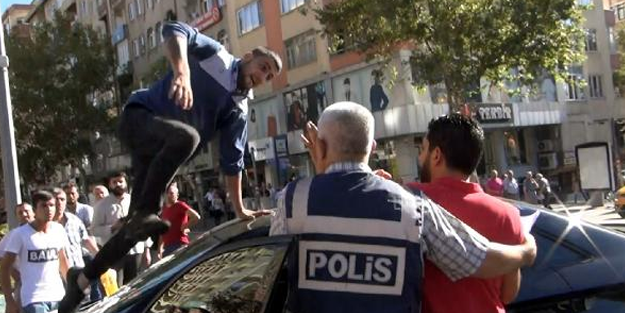 Kaza sonrası trafiğin ortasında kavga ettiler