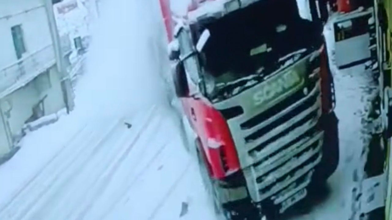 Kaza ucuz atlatıldı! Direksiyon hakimiyetini kaybetti, eve çarptı