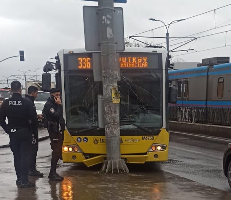 Kaza ucuz atlatıldı! İETT otobüsü direğe çarparak durabildi