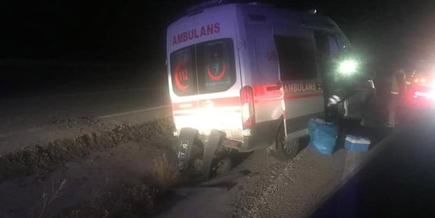 Kaza yapan 112 Acil servis ekibine yoldan geçenler yardım etti