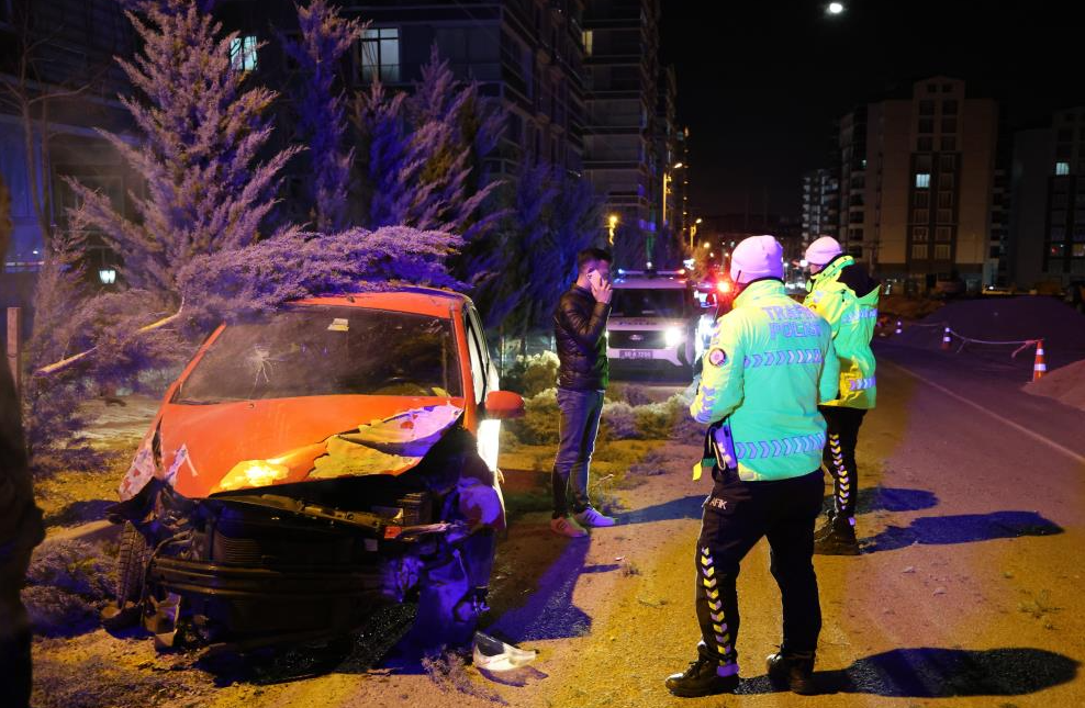 Kaza yapan alkollü sürücü, polise ecel teri döktürdü
