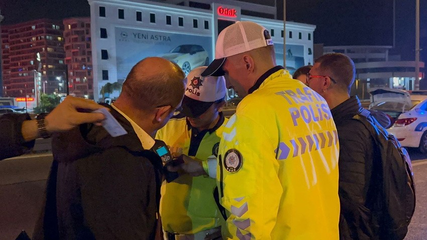 Kaza yapan alkollü sürücü polise öyle bir şey teklif etti ki, ağızlar bir karış açık kaldı! Hayır, rüşvet değil, bakın ne