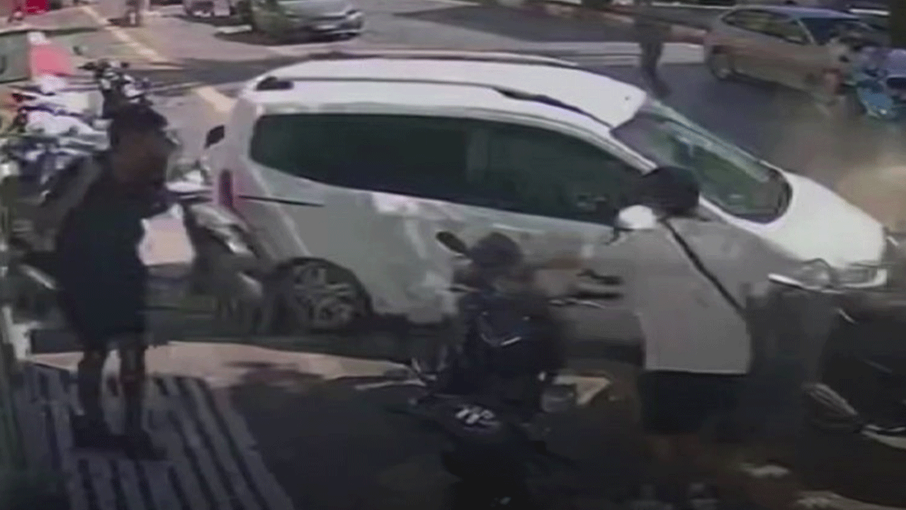 Kaza yapan araba yayaların arasına böyle daldı!