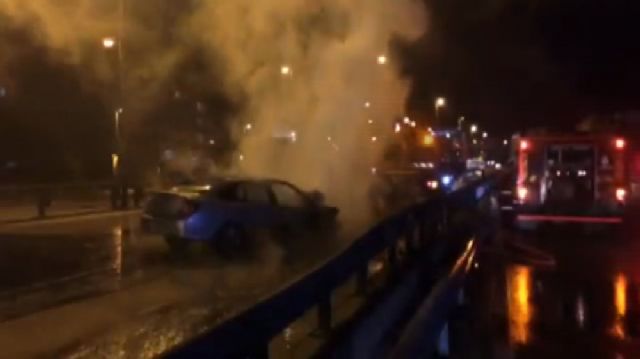 Kaza yapan araç alev alev yandı