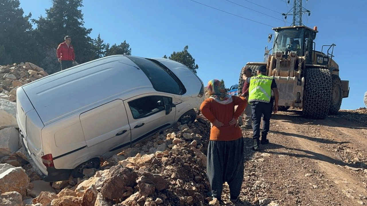 Kaza yapan araç askıda kaldı! İçinde engelli adam vardı...
