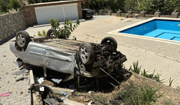 Kaza yapan araç evin bahçesine uçtu