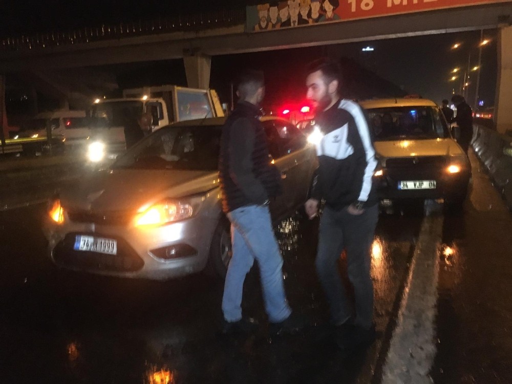 Kaza yapan aracı izlerken zincirleme kazaya neden oldular 