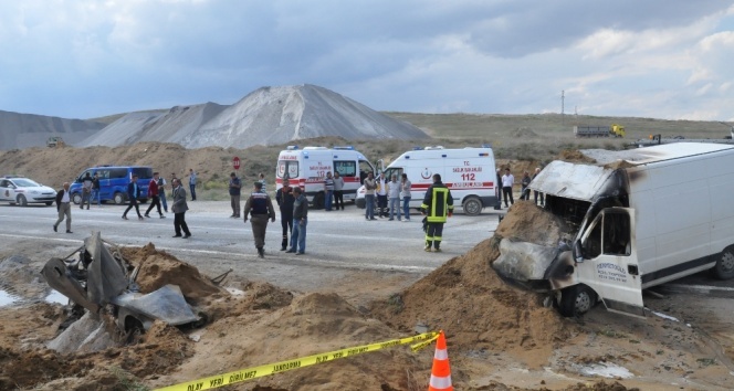 Kaza yapan araçlar alev aldı: 2 ölü