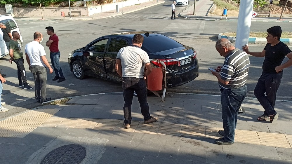 Kaza yapan araçlardan burunları bile kanamadan kurtuldular 