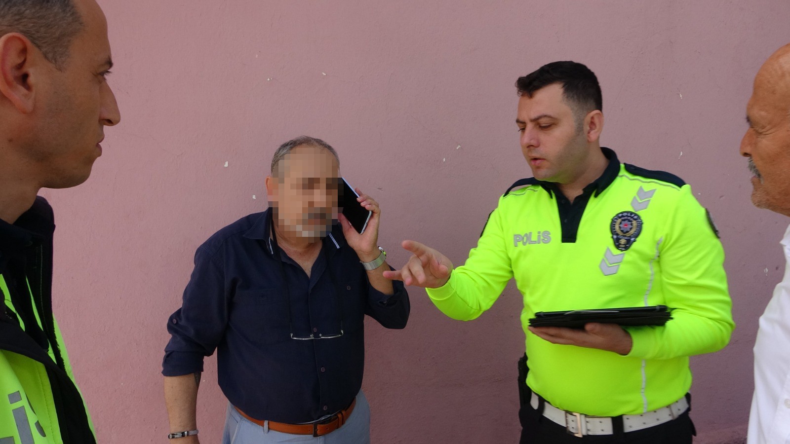 Kaza yapan araçtan çıkıp, Kim kaza yaptı, ben neredeyim, benim eşim kim diye sordu