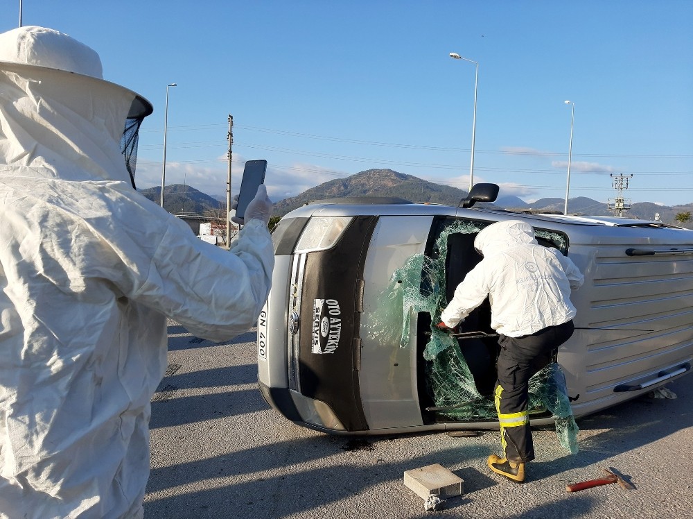 Kaza yapan kamyonetteki arılar ekiplere zor anlar yaşattı 