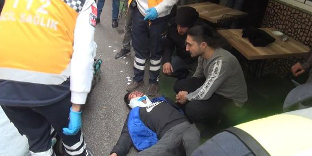 Kaza yapan motosiklet sürücüsünün elini bırakmadı