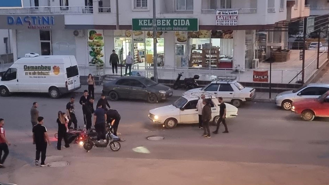 Kaza yapan motosikletliye çevredekiler müdahale etti! O anlar kamerada