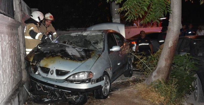 Kaza yapan otomobil alev aldı: 3 kişi yaralandı