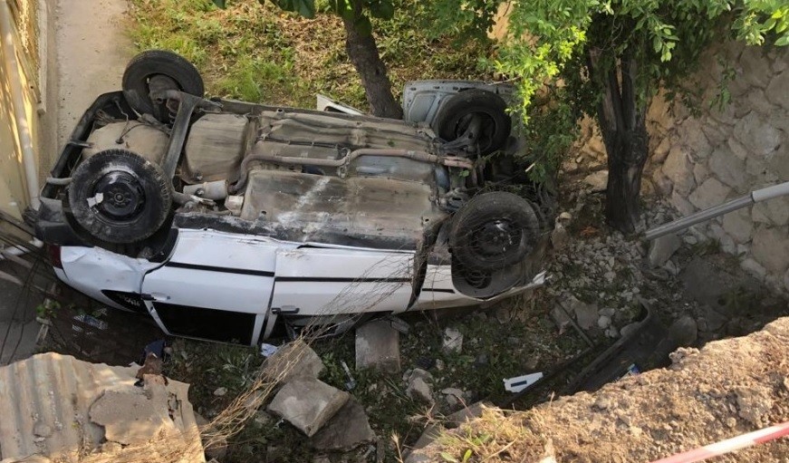Kaza yapan otomobil evin bahçesine düştü 