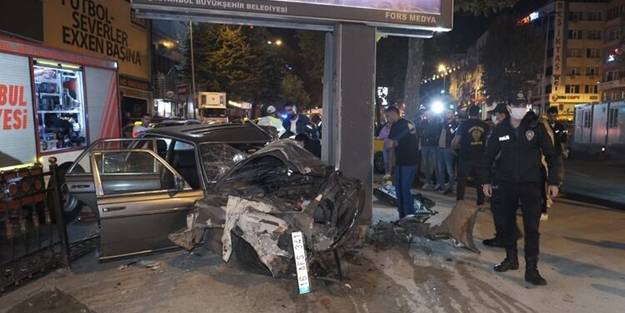 Kaza yapan otomobil reklam tabelasına çarptı