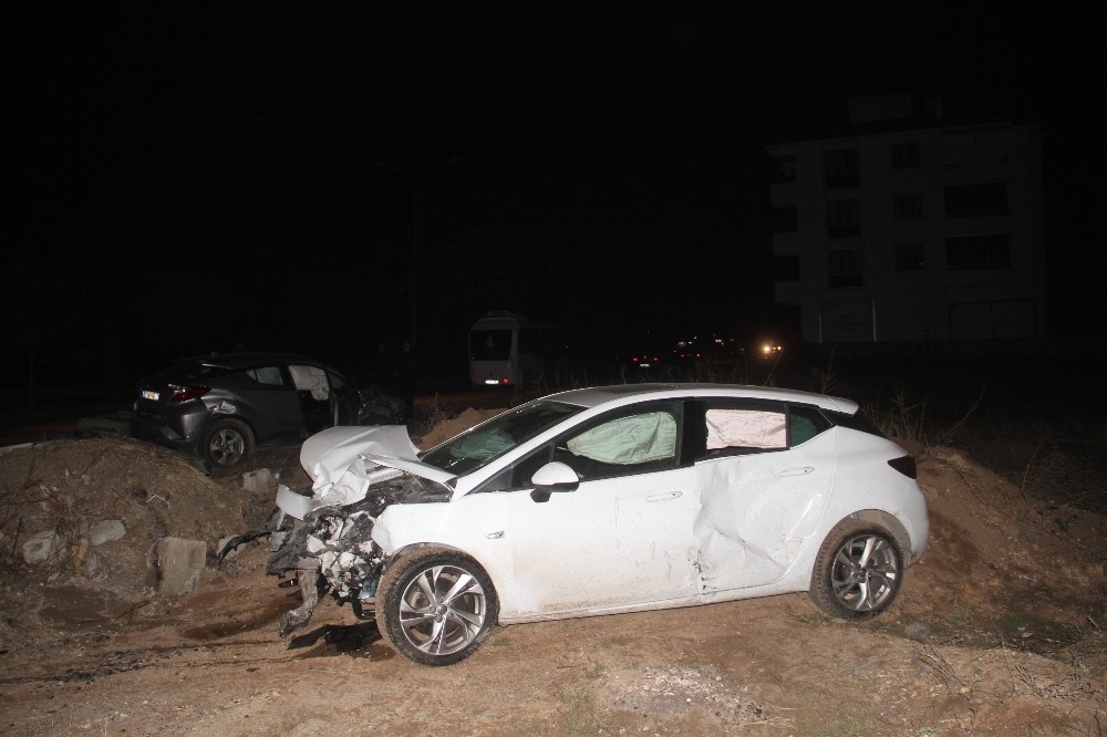 Kaza yapan otomobil trafoyu devirdi: 4 yaralı 