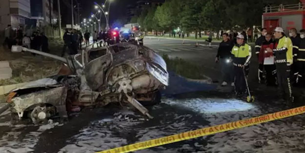 Kaza yapan otomobil yandı