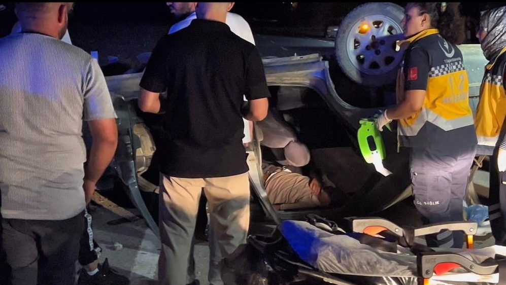 Kaza yapan otomobilde sıkışan sürücüyü itfaiye ekipleri kurtardı