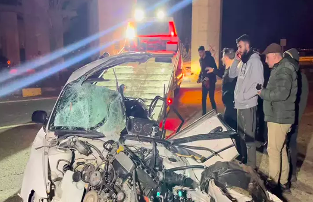 Kaza yapan otomobil tanınmaz hale geldi, hız göstergesi 240 kilometrede takılı kaldı