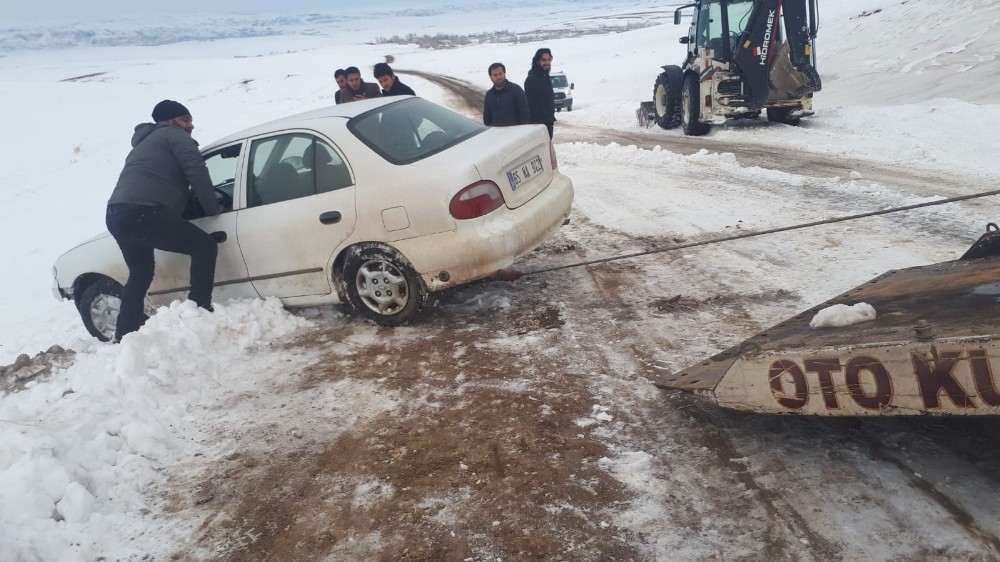 Kaza yapan otomobilin yardımına Van Büyükşehir yol ekipleri yetişti 