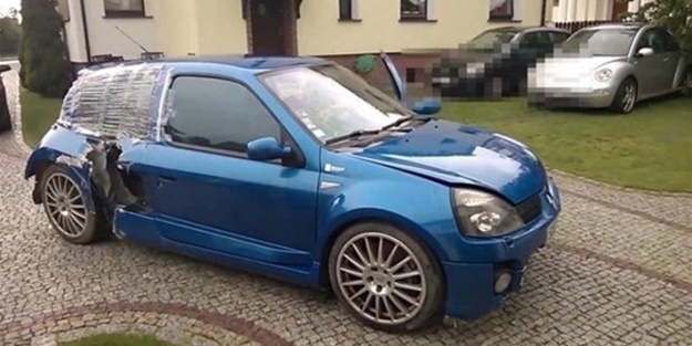 Kaza yapan otomobilini kendi onardı!