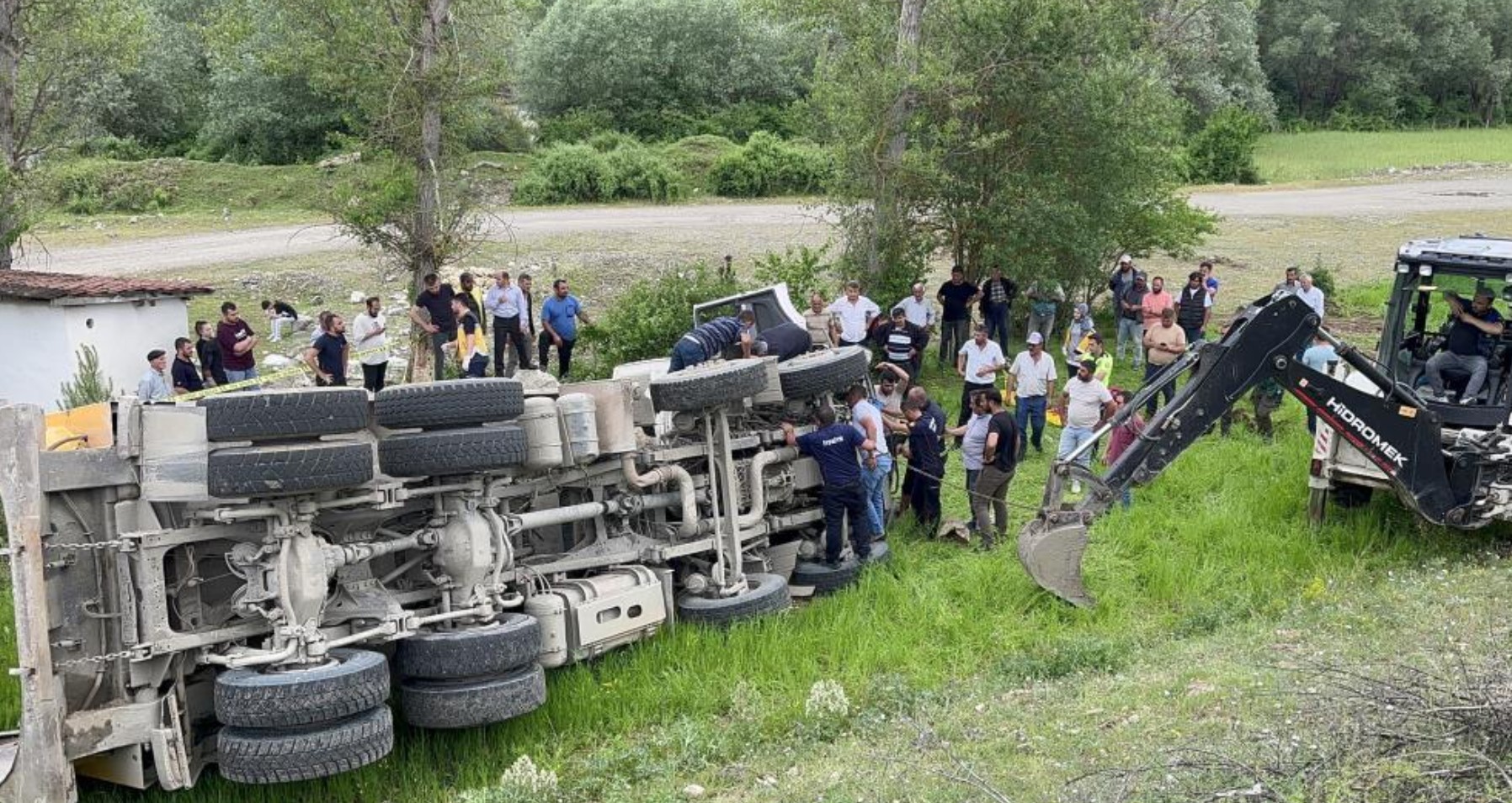 Kaza yapan şoför 1 saatte anca kurtarıldı