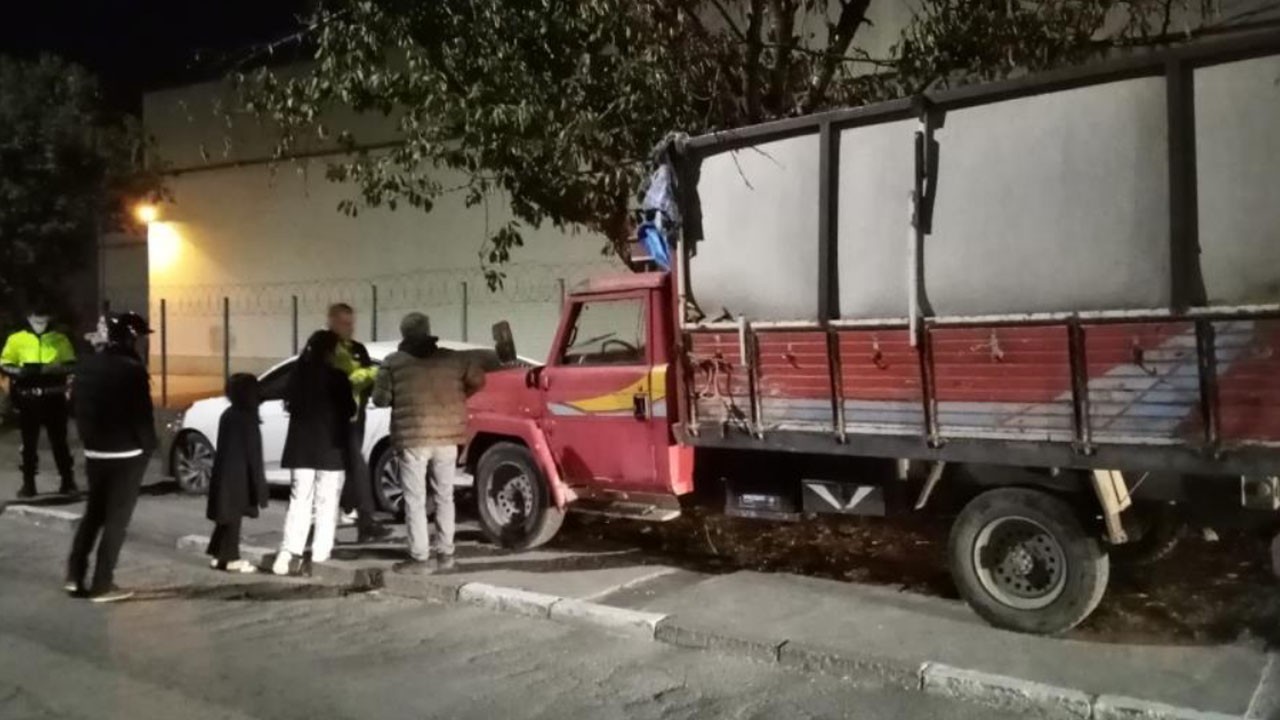 Kaza yapan sürücü başka bir aracın çarpması sonucu ağır yaralandı