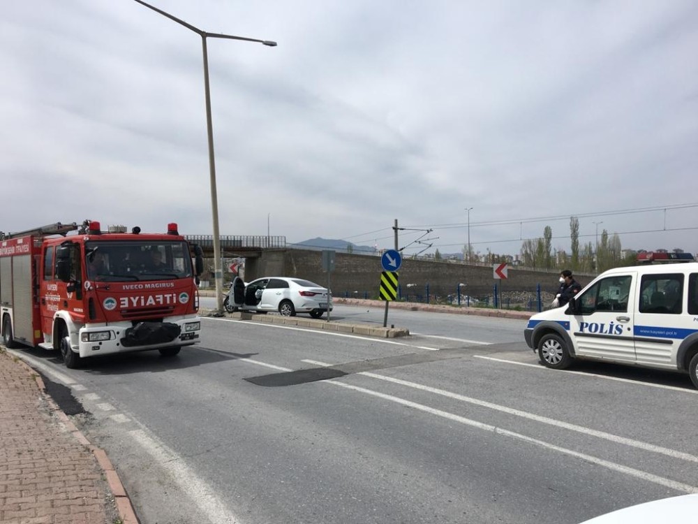 Kaza yapan sürücü, otomobili bırakıp kaçtı 