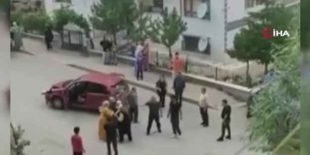 Kaza yapan sürücüler birbirine girdi! Copla saldırı anı kamerada!