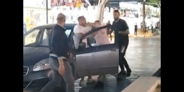 Kaza yapan sürücüye meydan dayağı attılar! O anlar böyle kaydedildi