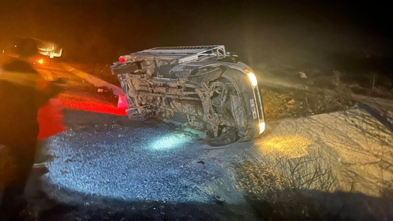 Kaza yapan sürücüye yardım isterken başka bir araç çarptı