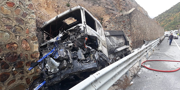 Kaza yapan TIR alev alev yandı