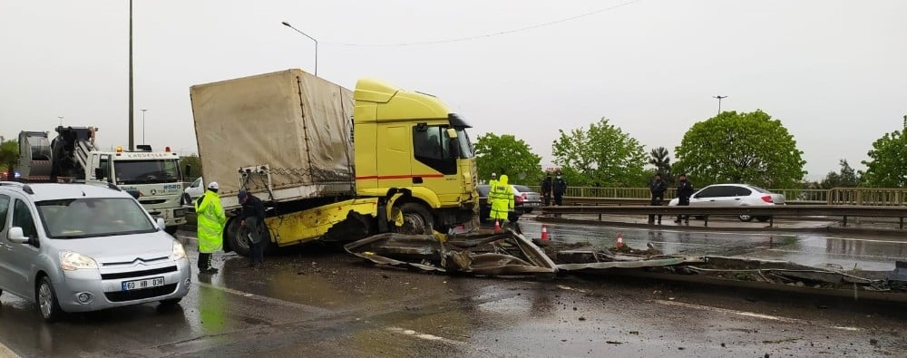 Kaza yapan tır Karadeniz sahil yolunu trafiğe kapattı 