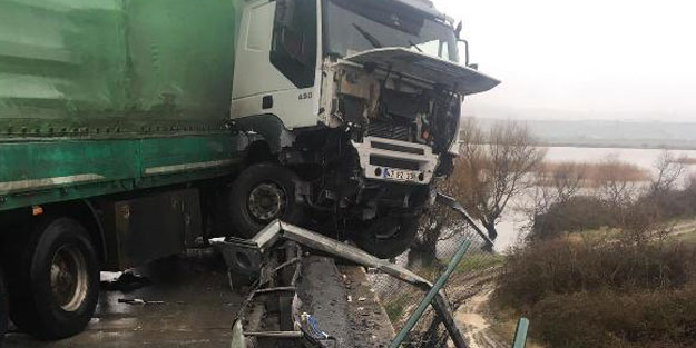 Kaza yapan tır şoförü viyadükten aşağıya uçtu