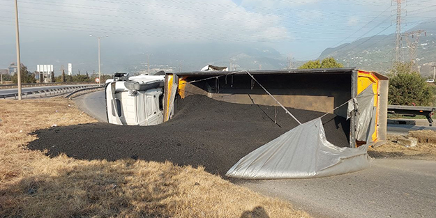 Kaza yapan tırdaki tonlarca kömür yola saçıldı