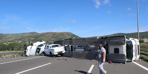 Kaza yapan TIR'ın yükü kazayı görenlere ah çektirdi!